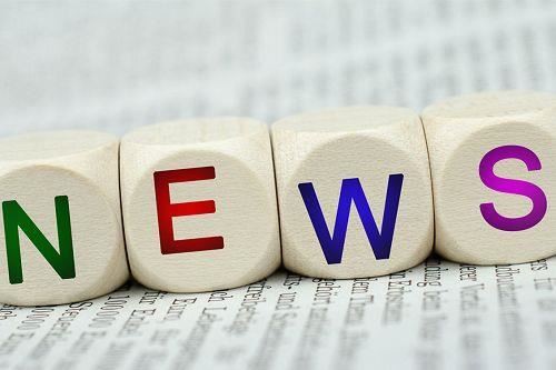 त्रिकोणीय कुदाल बाहरी छोटे पौधों की खुदाई के लिए एक अच्छा सहायक है