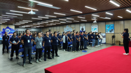 मध्य और वरिष्ठ प्रबंधकों के पास राइनो में संचार प्रशिक्षण है