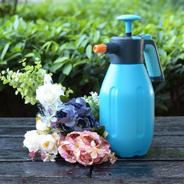 अपने बगीचे को हाइड्रेटेड रखना: मेरे भरोसेमंद पानी के डिब्बे के साथ एक दिन